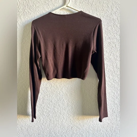 H&M (Divided) | Brown Long Sleeve Crop Top - Picture 2 of 2